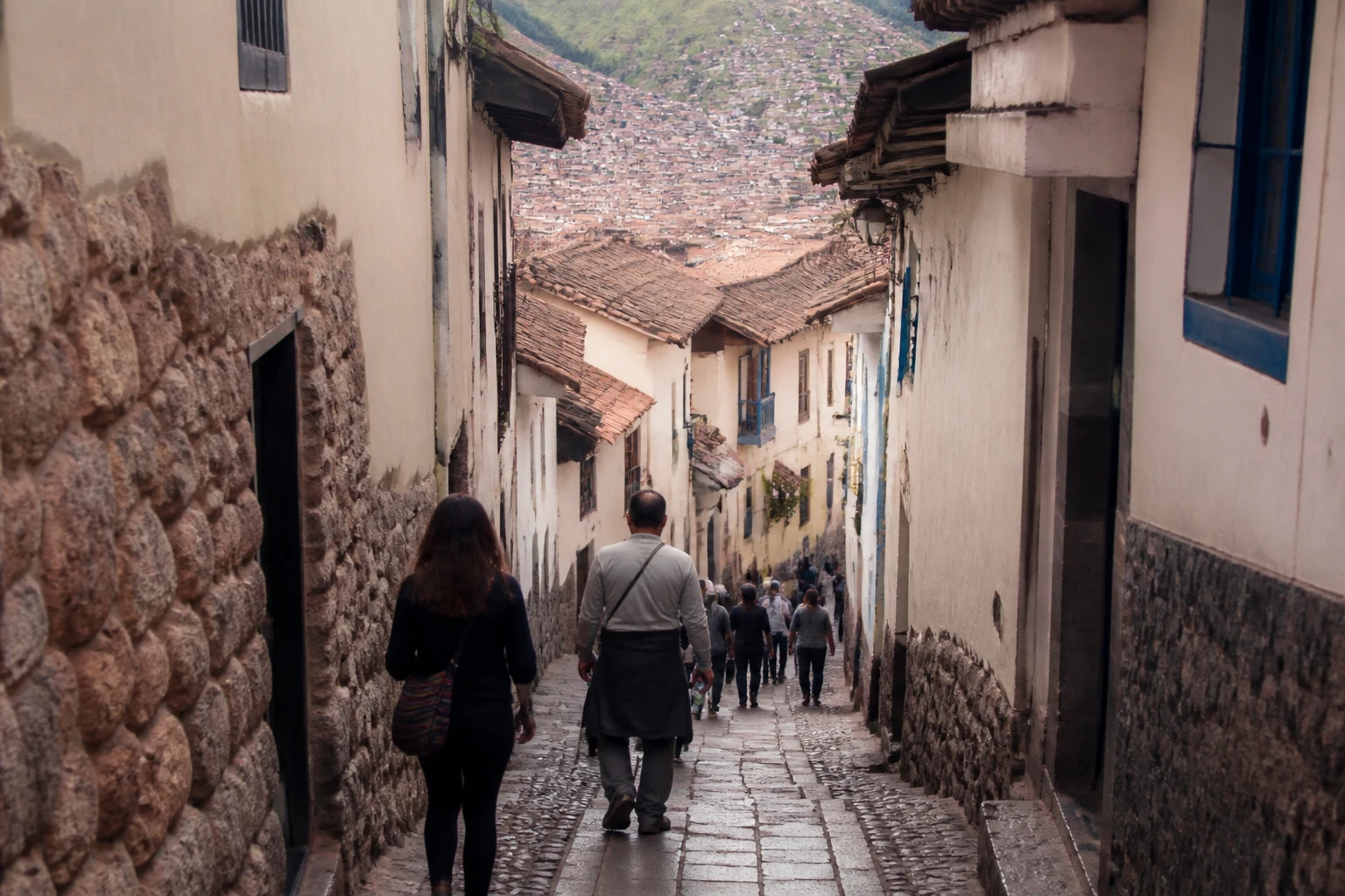 A steep cobbled street in the historic center of Cusco