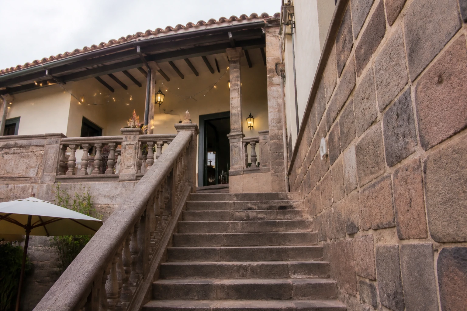 Historic upper-floor architecture in central Cusco